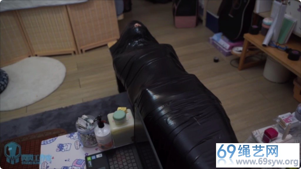 闪闪 拘束在长凳上的木乃伊，长时间全包放置/32分钟