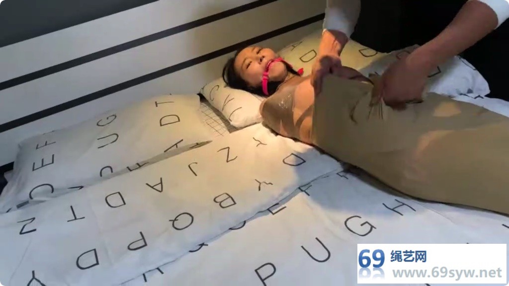 误闯女王府3 曾经女S的奴隶上门报复女S，把她包成了木乃伊/19分钟