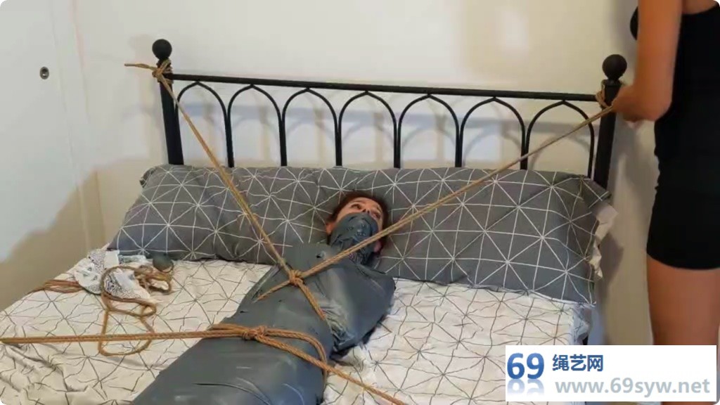 女女互调陷阱 Girl mummified restrained by her sexy friend/21分钟