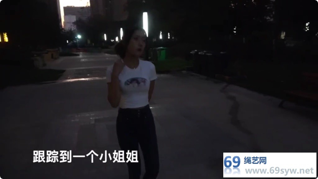 美束映画剧情 小丁下班被猥琐男尾随回家 在楼梯间被捂晕扛走/24分钟