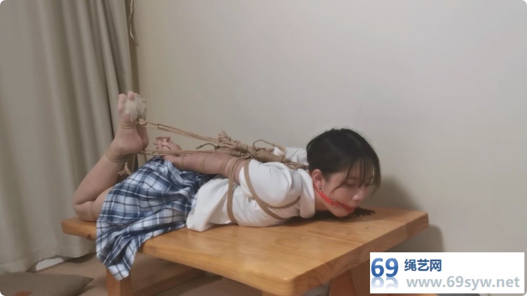 奥特曼 JK美女珊珊欧式驷马放置挣扎 丝袜捆足/56分钟
