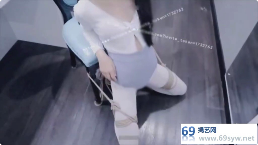 窒物者 白丝暴虐是什么体验？白丝小G完全固定跪立行走/22分钟