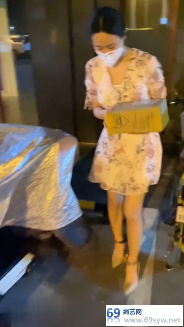 带镣铐取快递的小姐姐/15分钟 带镣铐取快递的小姐姐/15分钟