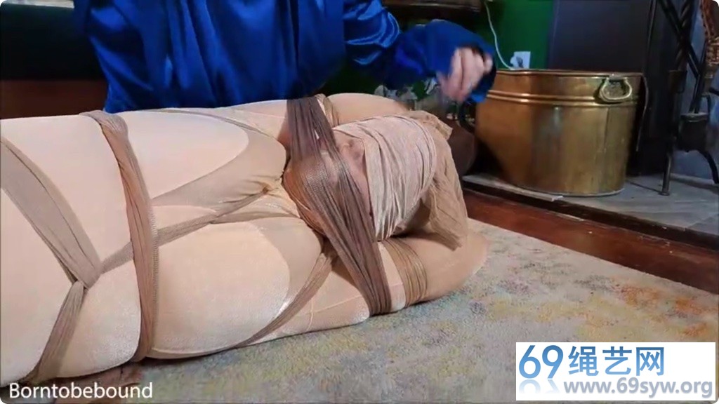 bbb站 丝袜恋物 美女丝袜自缚全包被发现丝袜捆绑包头极限驷马/37分钟