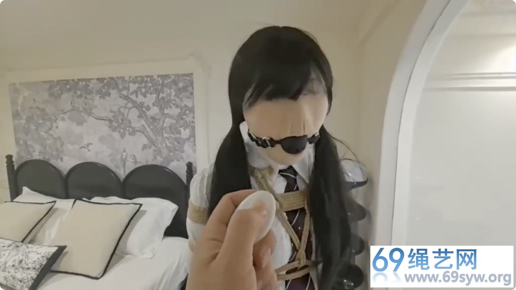 FXX 橱窗内的全包模特 丝袜嵌入嘴里的袜娘 行走的榨汁机/36分钟