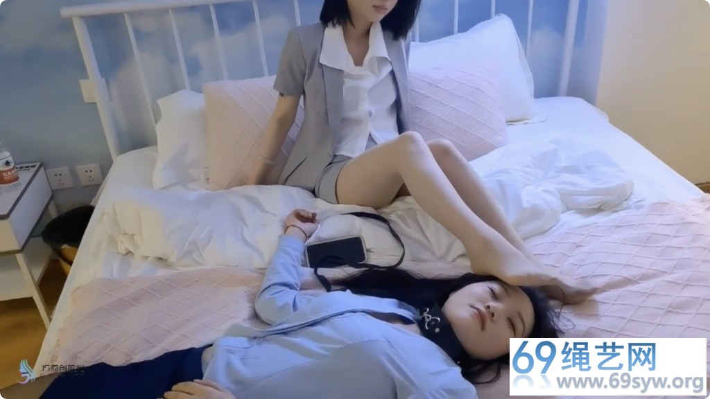 JS 哈妮 夏瑾 被下属T教的女上司 丝袜恋足剧情/65分钟