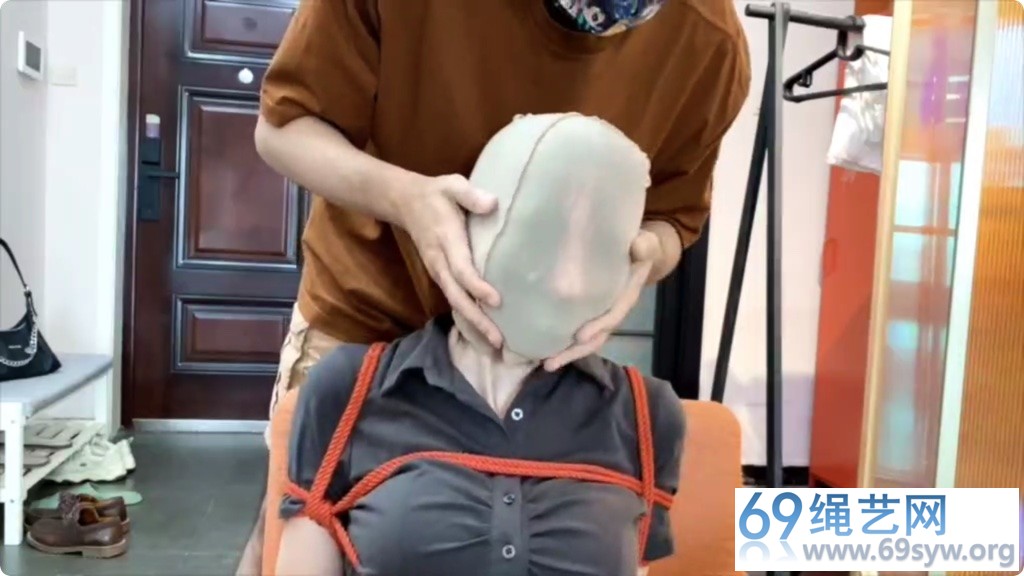 默示录 小泪 作为本录身材最好的辣妹 丝袜套头胶带束缚奖励她/35分钟