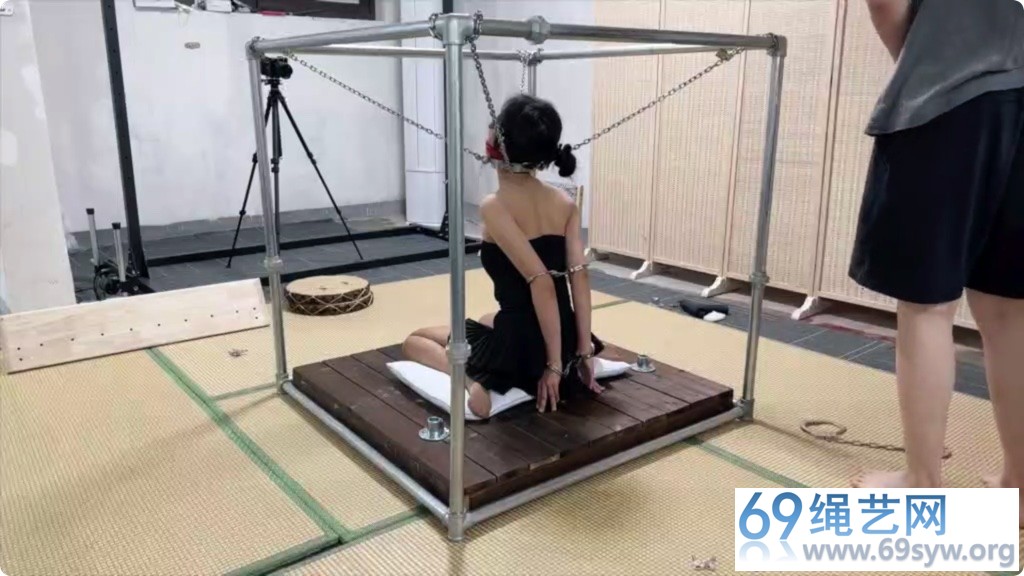 GB涵涵 金属分腿拘束 + 金属拘束架绝望锁死 + 木马鸭子坐/29分钟