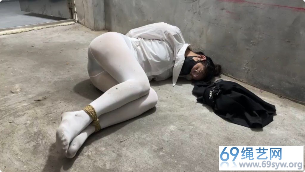 zhangyang 迷之白丝 学生装光脚行走手脚被绑脏袜子/36分钟