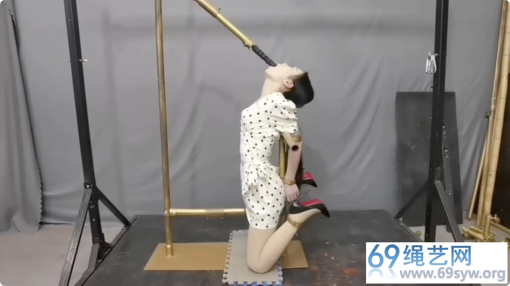 飞天 月仙儿（韩玉）拘束挑战 跪式驷马拘束架强制后仰电击/24分钟