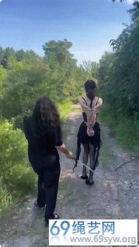 媚娘 来自圈内女王的挑衅 光脚虐足 欧式并肘户外遛行/31分钟
