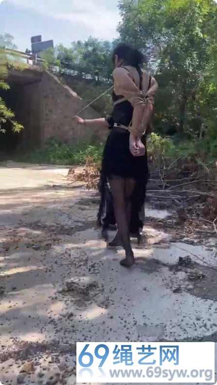 媚娘 来自圈内女王的挑衅 光脚虐足 欧式并肘户外遛行/31分钟