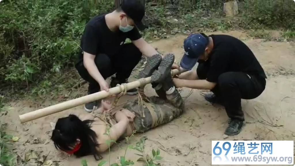 荒野遇险 上 女战士被两个壮汉严厉束缚驷马吊在树上/33分钟