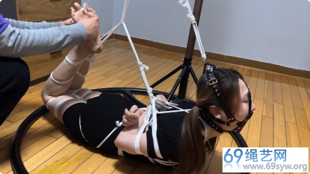 玩奴 玥琳 妹子的超紧缚驷马半吊绑住脚趾tk/35分钟