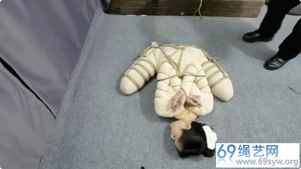 飞天 雅熙 女特工被擒获 全包连身袜 后手观音痛苦姿势固定/21分钟