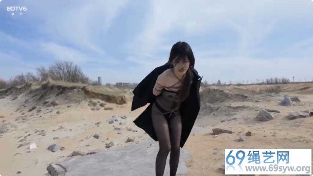 半岛 一身黑丝挡不住春寒料峭 泽爱 连身黑丝后手观音户外紧缚/30分钟