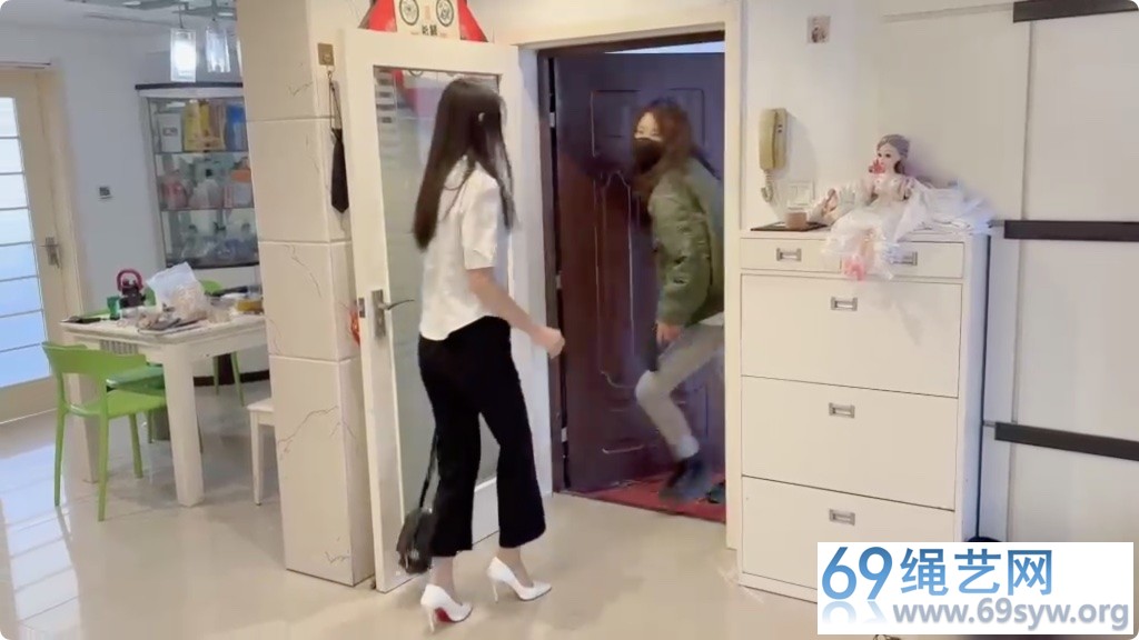 媚娘 丝足鉴赏 尾随抢劫书瑶 胶带全身紧缚/37分钟