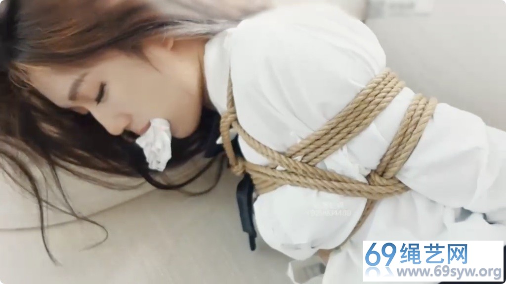 树屋轻调 垂涎已久的女同事灵灵到家作客 肉丝学生装/27分钟/10积分